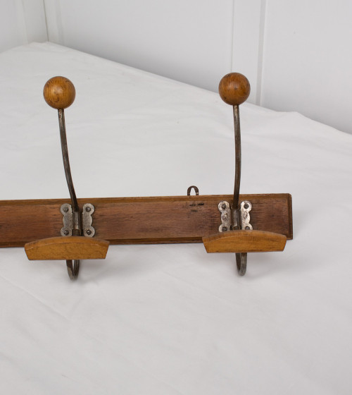 Porte-manteau avec crochets en bois et en métal