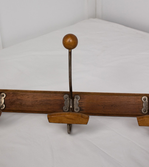 Penjador amb ganxos de  fusta i metall