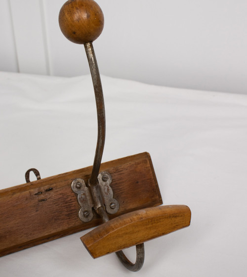 Porte-manteau avec crochets en bois et en métal