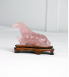 Caballo de cuarzo rosa sobre peana de madera
