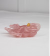 Cavall de quarz rosa sobre peana de fusta