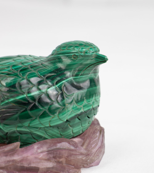 Oiseau en malachite et base en améthyste