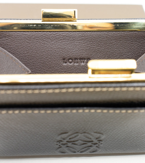 Monedero LOEWE de cuero negro con caja