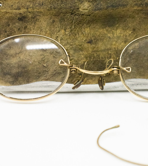 Gafas con montura dorada