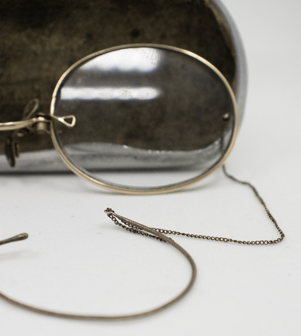 Gafas con montura dorada