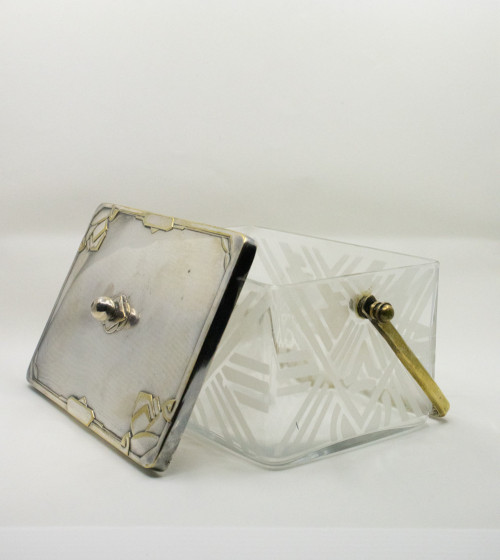 Caja de vidrio, tapón plateado con asa dorada