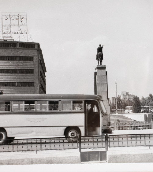 Foto enmarcada blanc i negre amb autobús