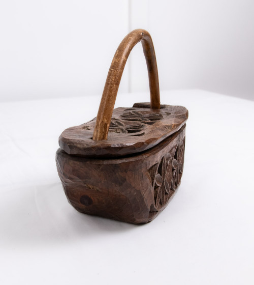 Salière en bois sculptée de fleurs