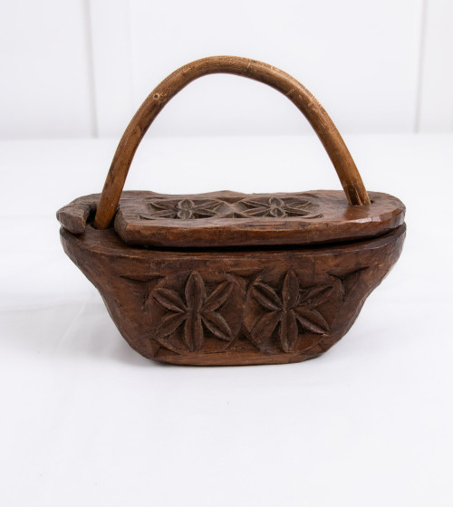 Salière en bois sculptée de fleurs