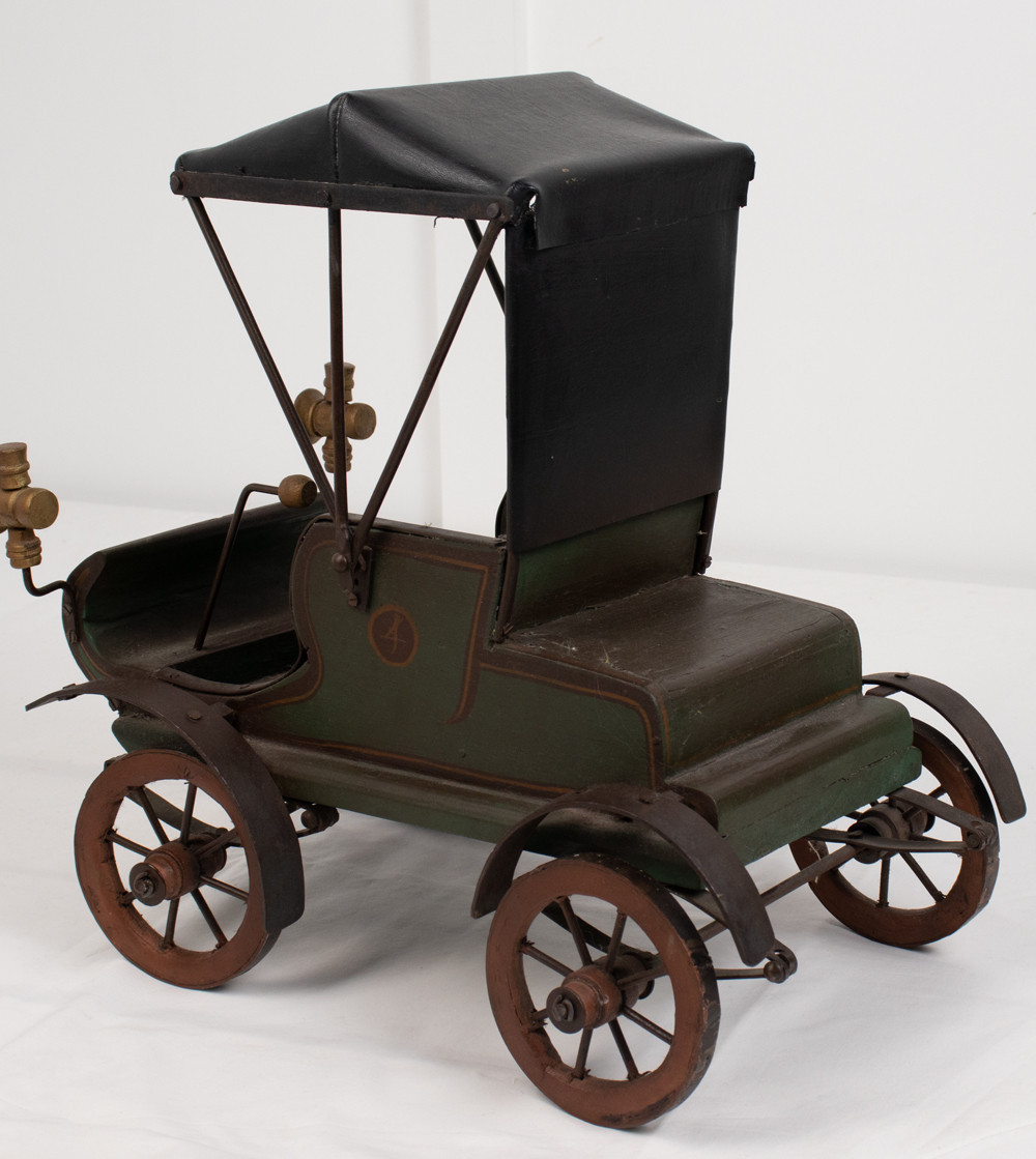 Voiture en bois des années 1930